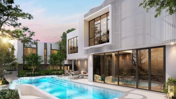 Maison moderne avec piscine, jardin et grandes fenêtres, ensoleillée.