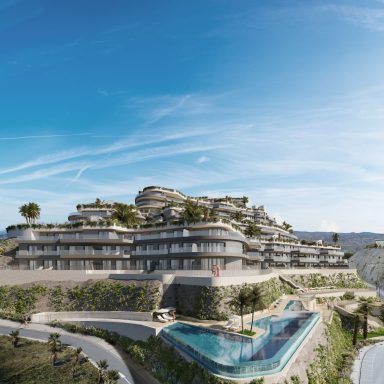 Immeuble moderne en terrasse avec piscine, entouré de verdure sous un ciel bleu.