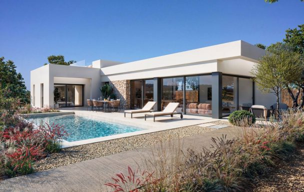 Villa moderne avec piscine, chaises longues et jardin paysager sous un ciel bleu.
