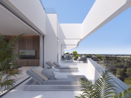 Terrasse moderne avec chaises longues, verdure, et vue dégagée sous un ciel bleu.